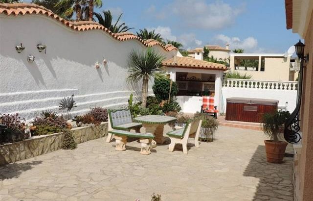 Villa with guest apartment in Denia