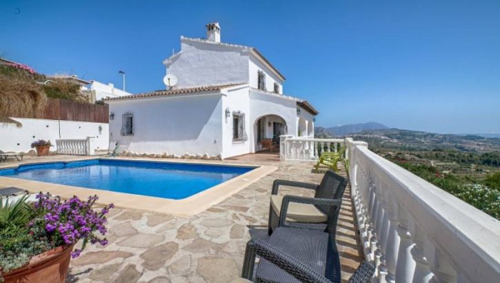 Stylish villa with sea views in Moraira