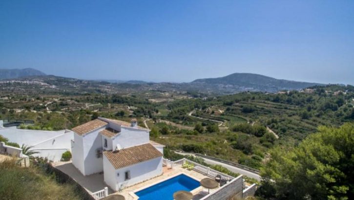 Stylish villa with sea views in Moraira