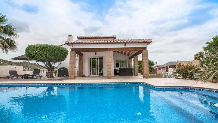 Beautiful villa with large pool in Benitachell