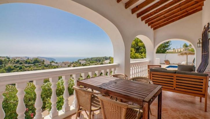 Stylish villa with sea views in Moraira